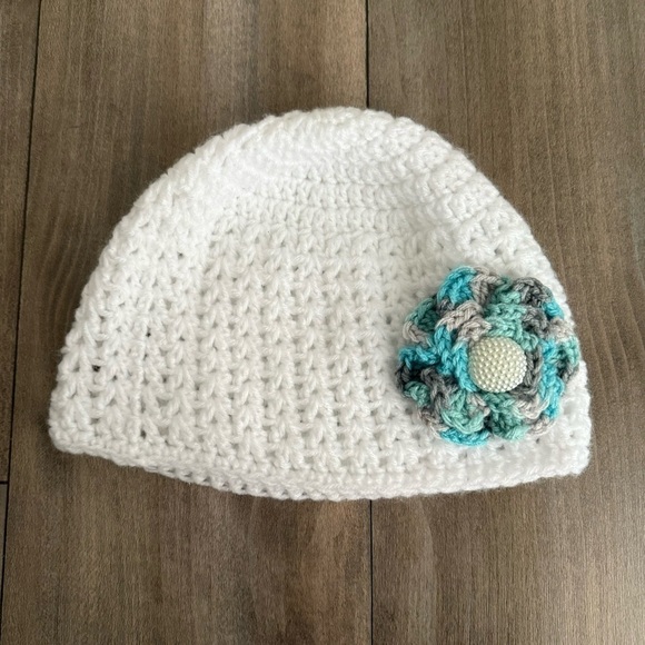 Hand knit women’s crochet flower beanie hat white blue - Picture 1 of 2
